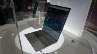 De Lenovo concept-laptop met 'rollable'-technologie omringd door glazen wanden.