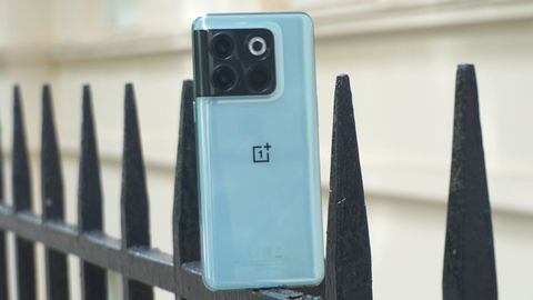 Das OnePlus 10T auf einem Metallzaun, mit Blick auf die Kameras