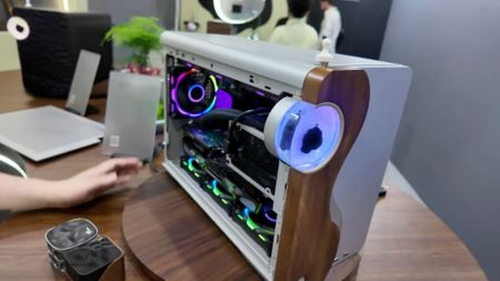 Amiiba Ferra pc case on a wooden desk