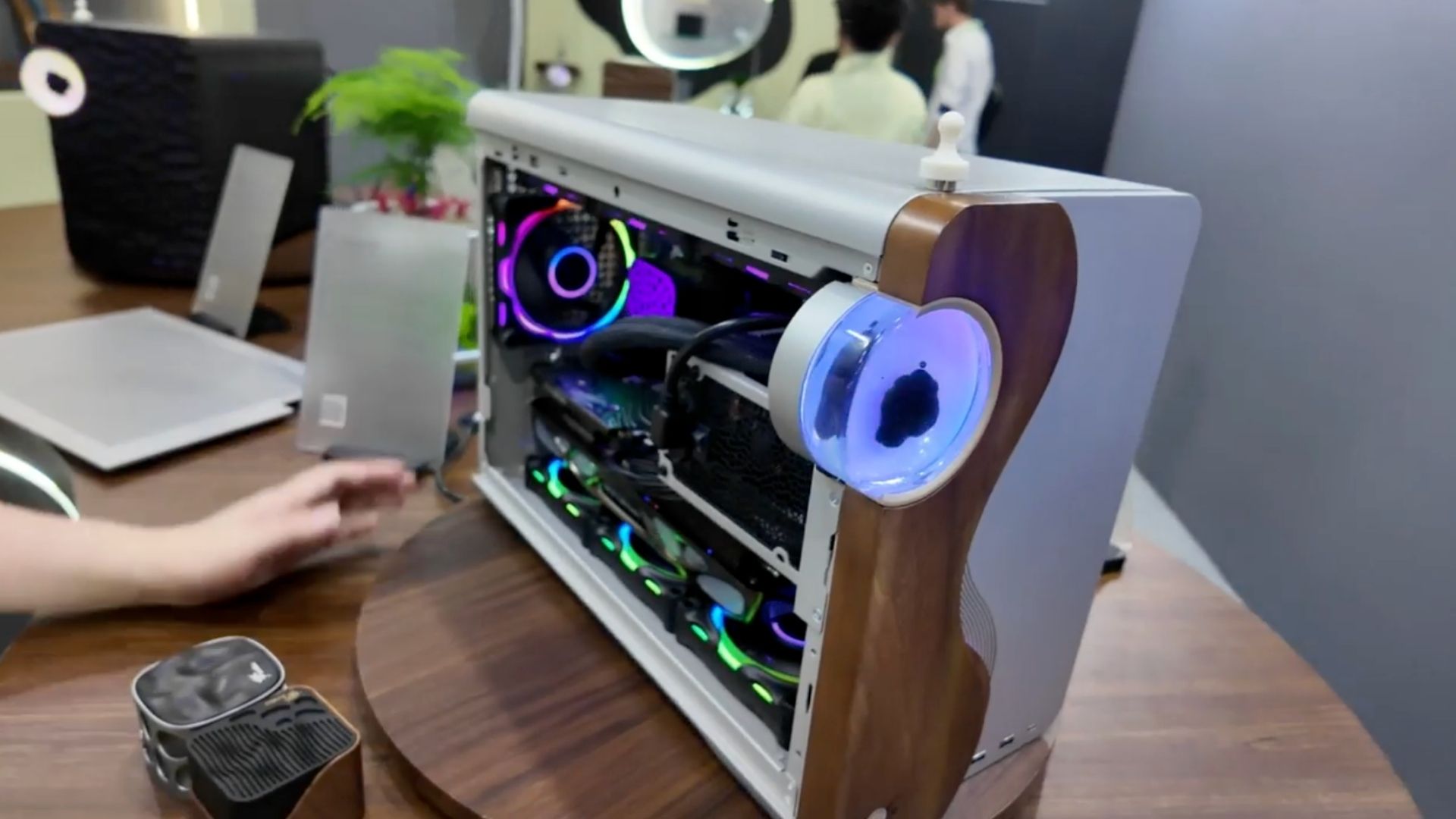 Amiiba Ferra pc case on a wooden desk