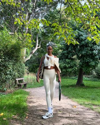 uma mulher usa um sutiã esportivo branco curto com leggings combinando