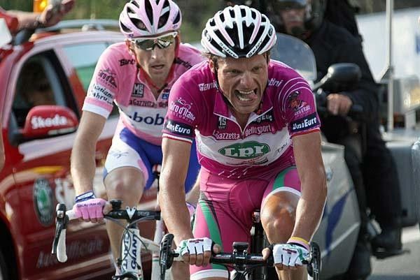 Danilo Di Luca (LPR Brakes) leads Denis Menchov (Rabobank)