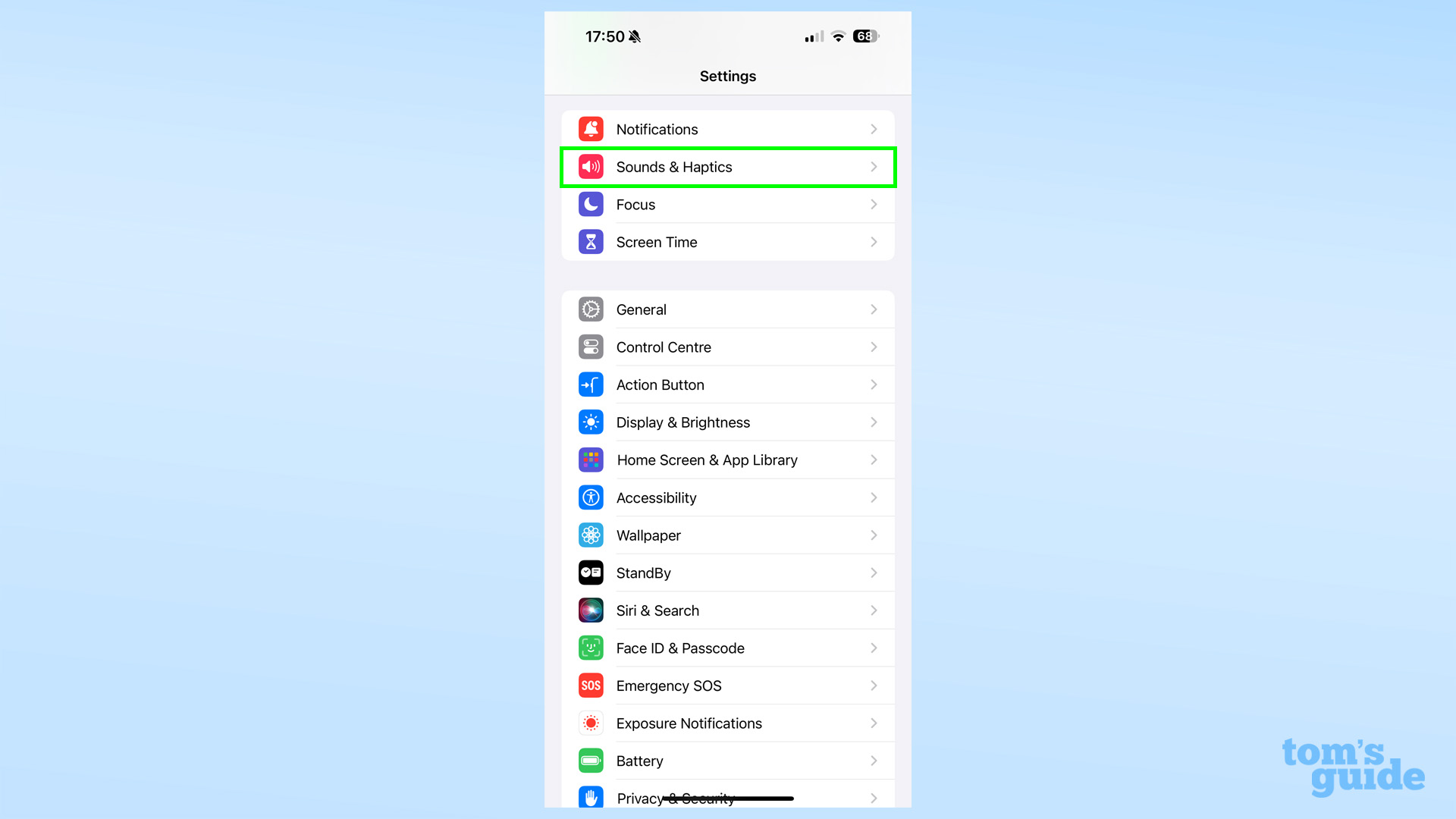 Снимок экрана, показывающий меню «Настройки» в iOS 17 с выделенным меню «Звук и тактильные ощущения».