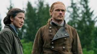 Jamie and Claire in the rain in Outlander Season 7
