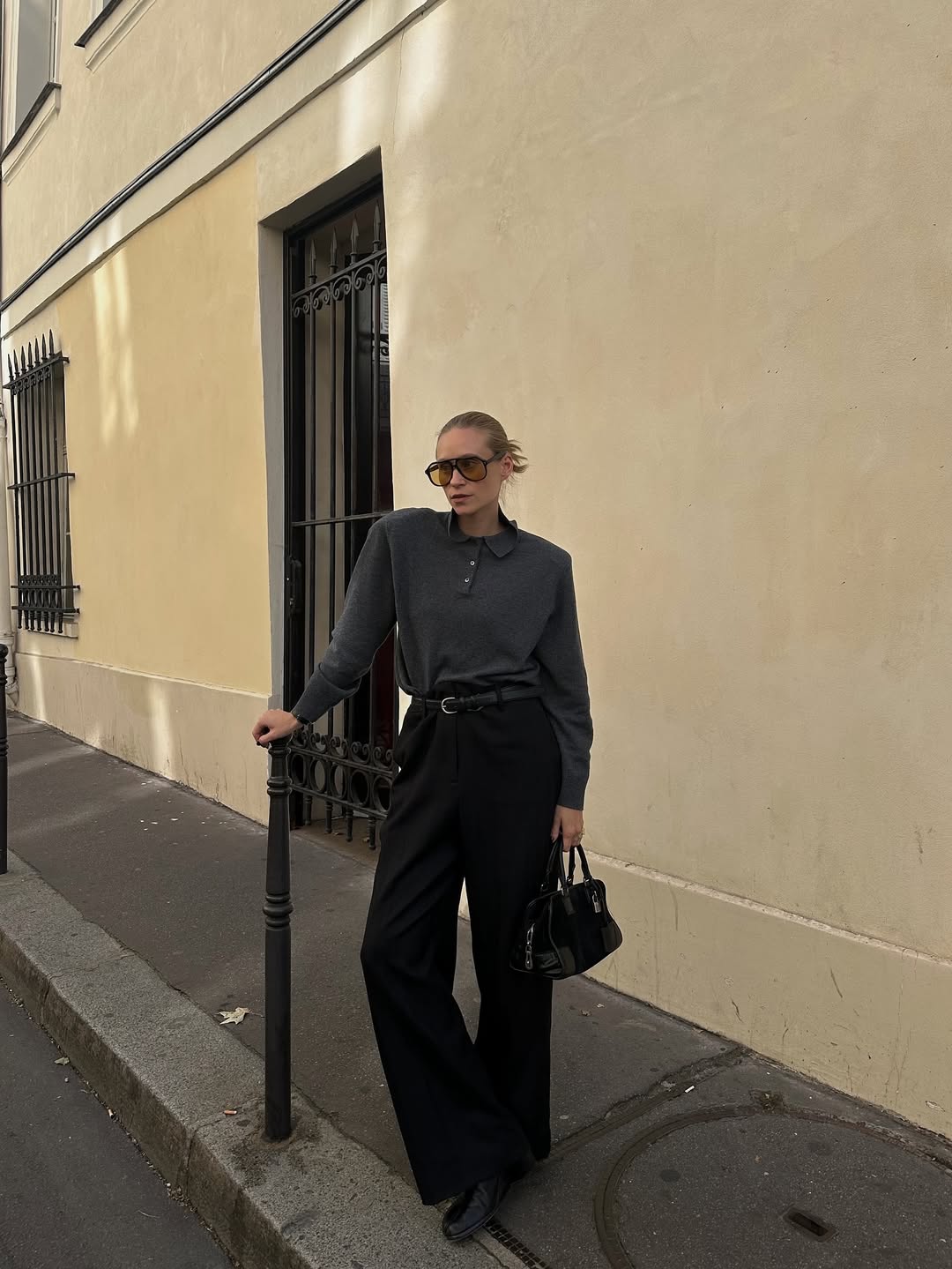 @tineandreaa wears black trousers grey jumper