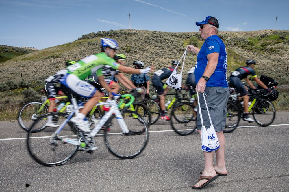 Kiel Reijnen (UnitedHealthcare) gets a feed from team soigneur Luc Mertens.