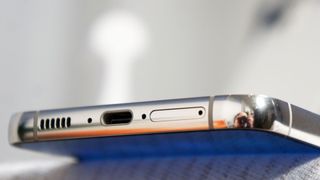 La parte inferior del Samsung Galaxy S23+, mostrando su conexión de carga