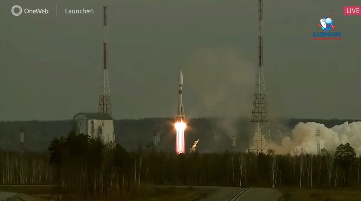 An Arianespace Soyuz rocket launches 36 OneWeb internet satellites from Russia&#039;s Vostochny Cosmodrome on April 25, 2021.