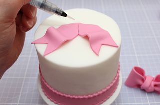 Bow cake decoration