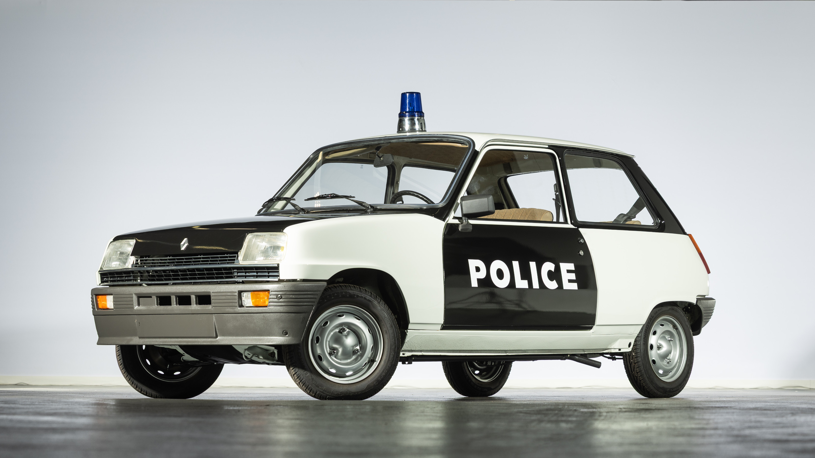 Lot 22: Renault 5 d&amp;eacute;cor&amp;eacute;e &quot;police&quot;, 1983