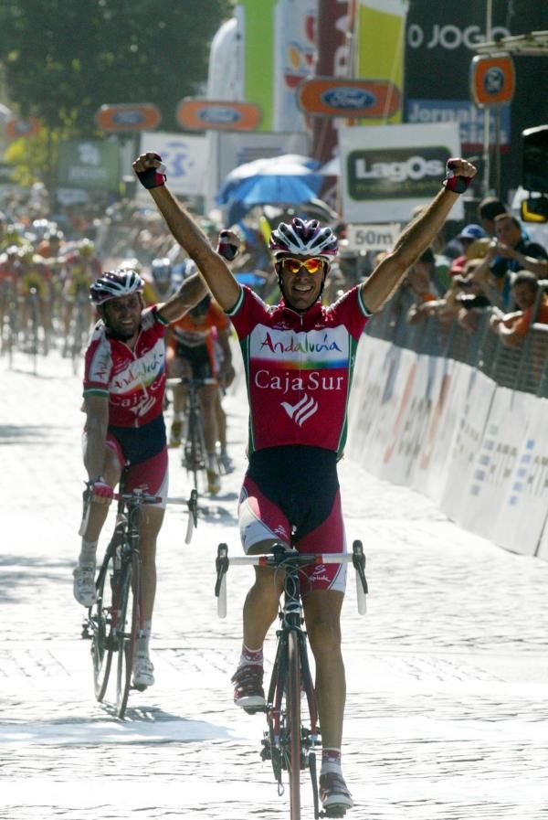 Antonio Piedra (Andalucia Cajasur) was dropped, but fought his way back to the front to win the stage.