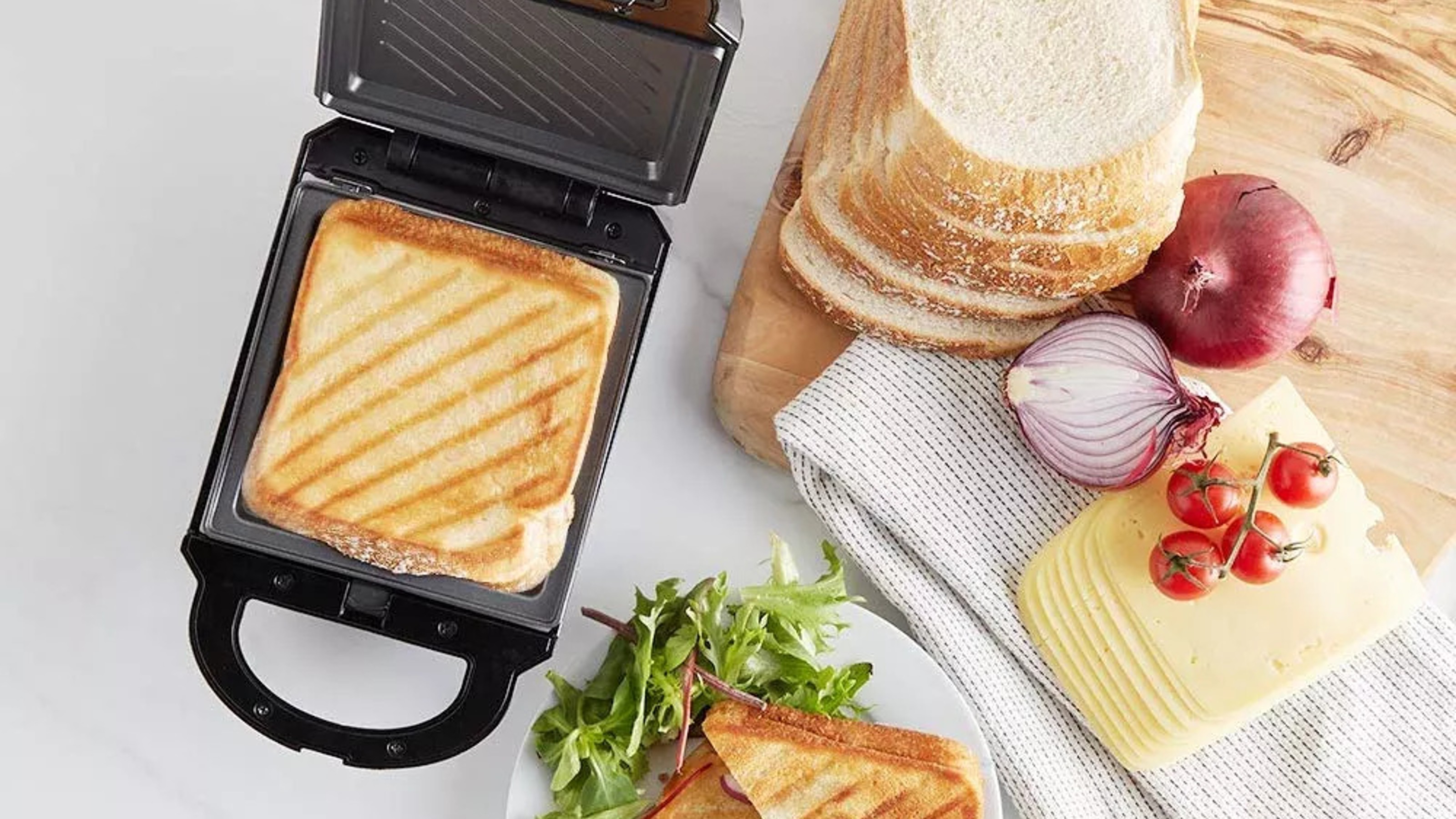 Home Sandwich Machine Stainless Steel Toaster Deep Fill 2 Slice Toastie Maker with Easy Clean Sandwich Toaster 750W Non-Stick Plates & Cool Touch Handles 