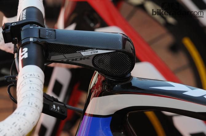 New to the 695 AeroLight is the Look AeroStem &ndash; an elegant, more aerodynamic evolution to the angular and brick-like C-Stem. The clamping mechanism is covered under the rubberised flap