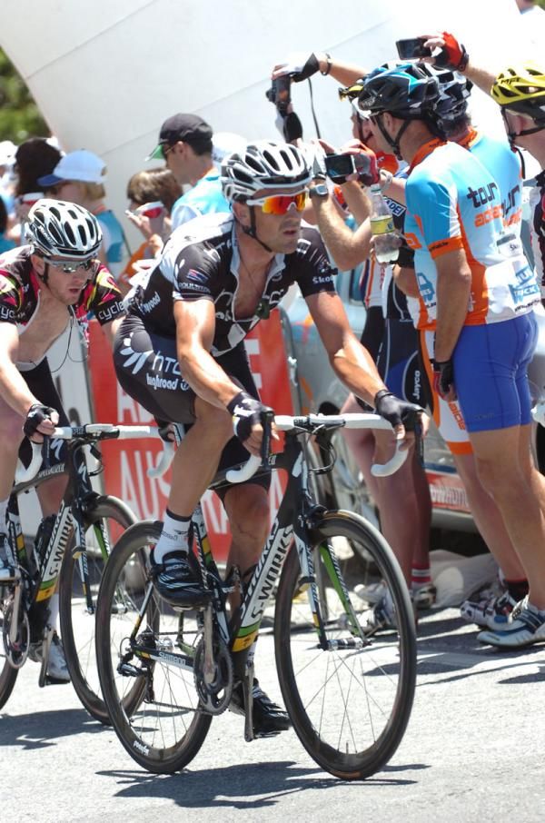 New Zealand's Hayden Roulston (HTC-Highroad) helps Goss