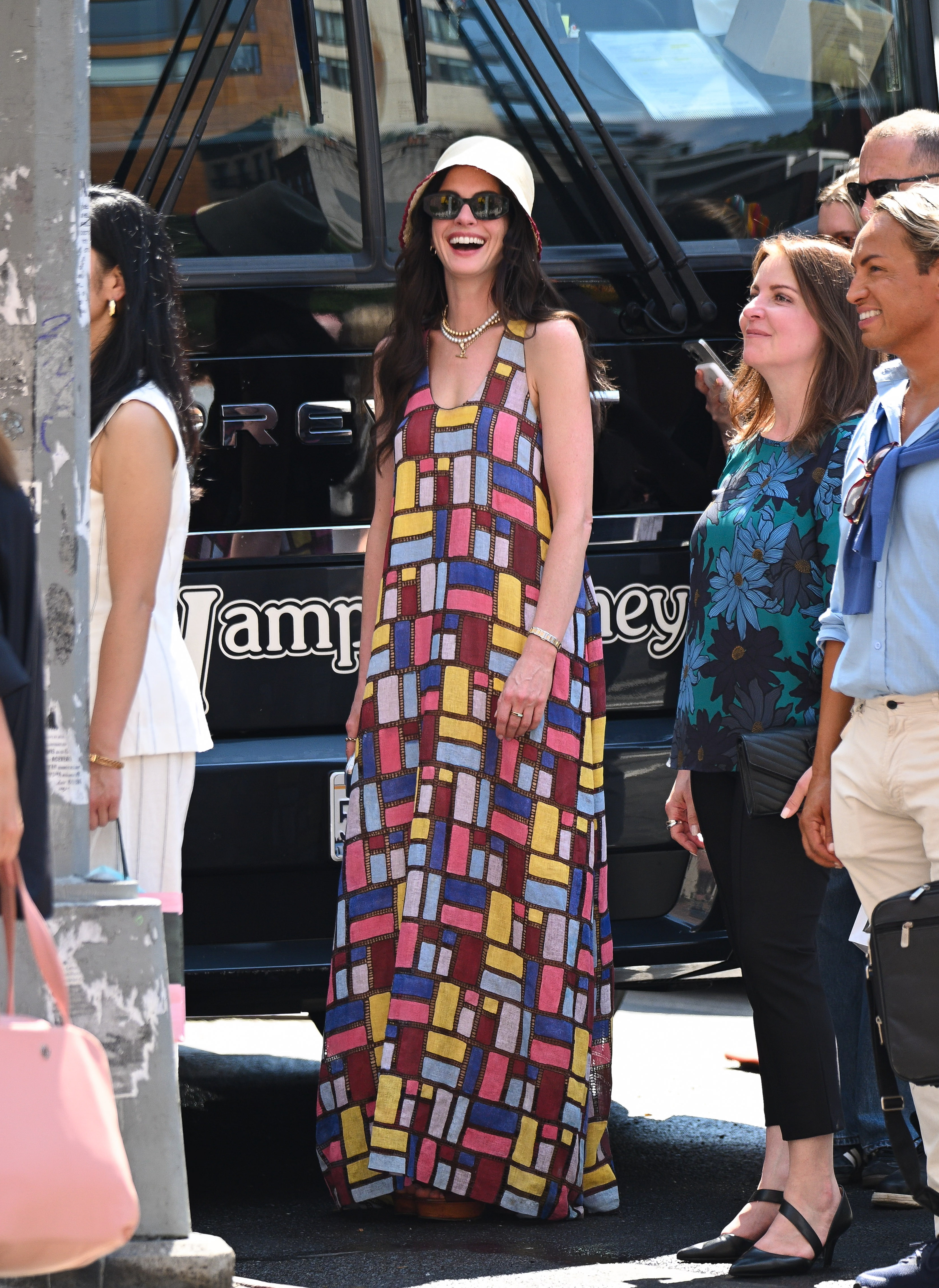 Anne Hathaway é vista no set de 'O Diabo Veste Prada 2' em Chelsea em 21 de julho de 2025 na cidade de Nova York.