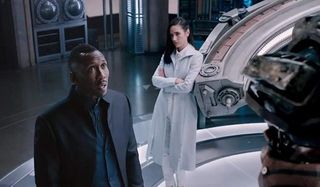 Alita: Battle Angel Mahershala Ali and Jennifer Connelly looking over a robot in their lab