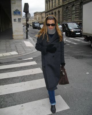 Fashion influencer @annelauremais in Paris wearing a chic winter outfit with on-trend accessories.