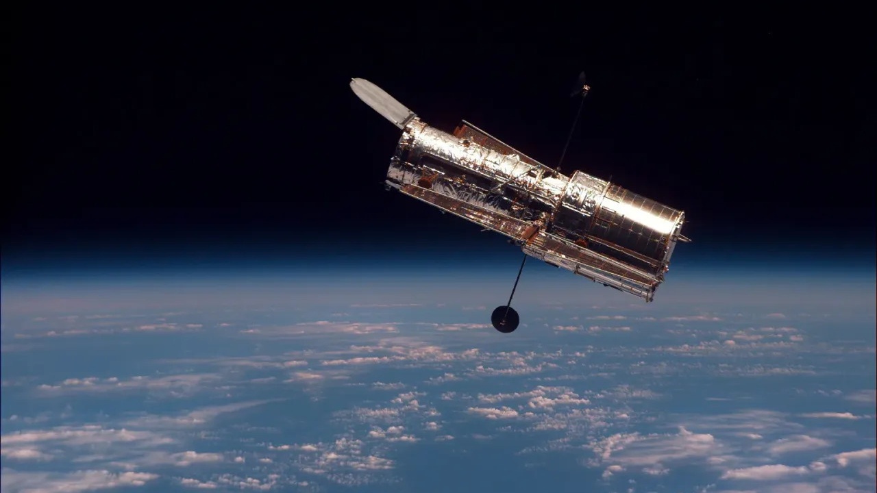 How The Hubble Space Telescope Works Infographic Space
