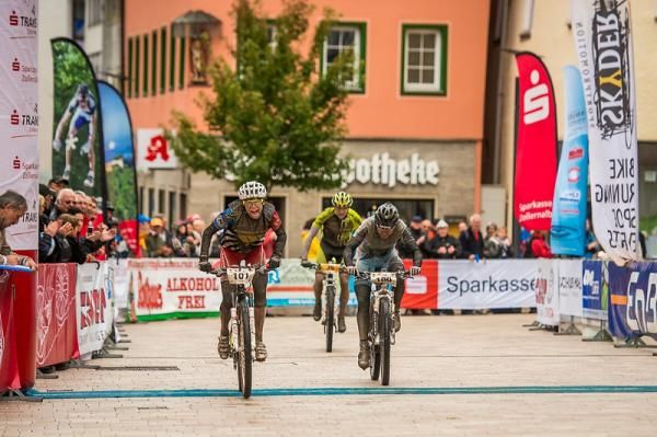Esther S&uuml;ss outsprints Sabine Spitz