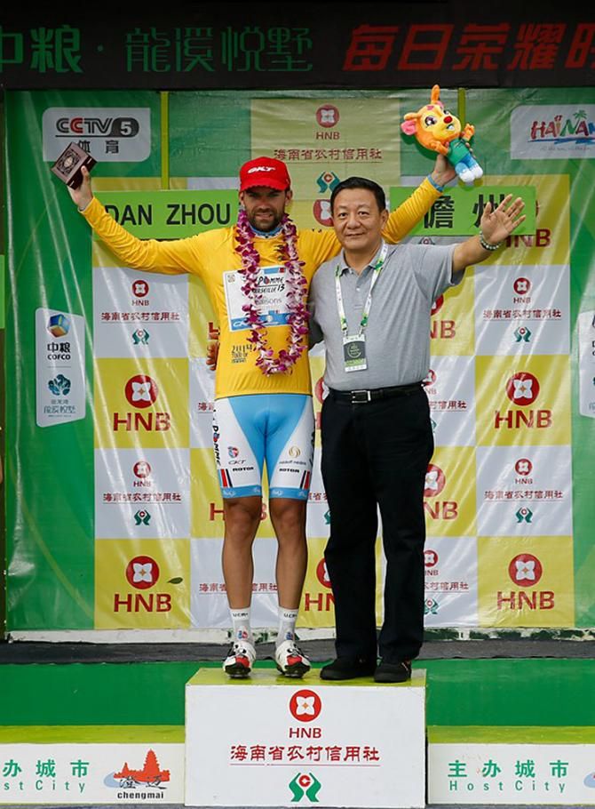 Julien Antomarchi (La Pomme Marseille 13) on the stage 8 podium in yellow