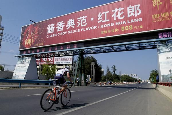 Dim Sims anyone? Solo breakaway Deon Locke (Champion Systems) enters the outskirts of Haikou and the finish to stage four holding onto a slender one minute lead on three riders.