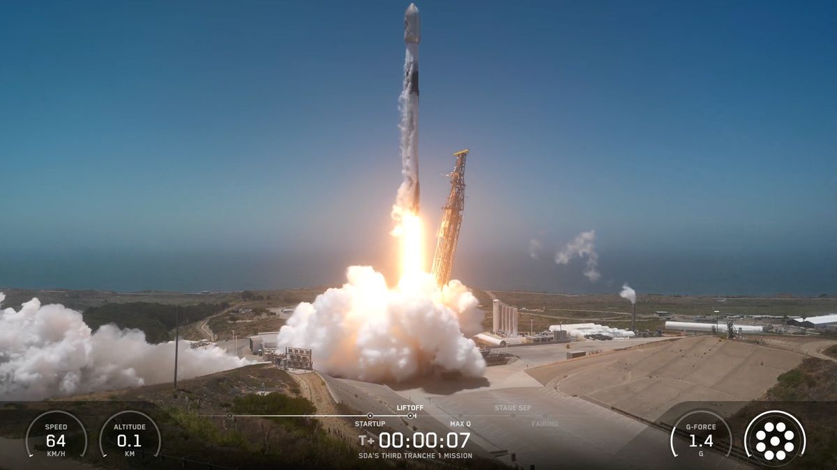 SpaceX launches 21 'data transport' satellites for US military (video, photos)