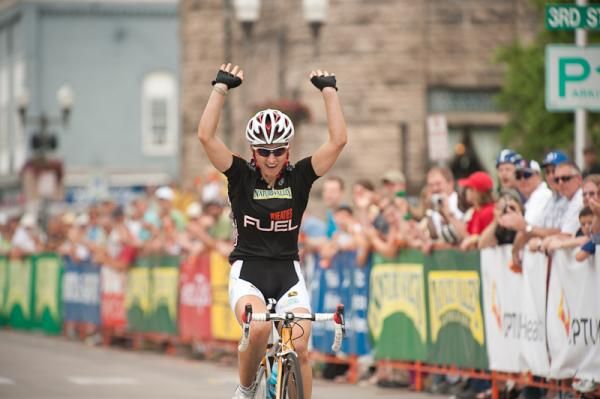 The victory salute from Leah Kirchman (Colavita/Formo d'Asolo p/b Cooking Light)