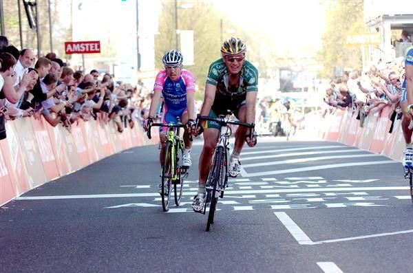 Bert De Waele crests the Cauberg ahead of Damiano Cunego in 2010.