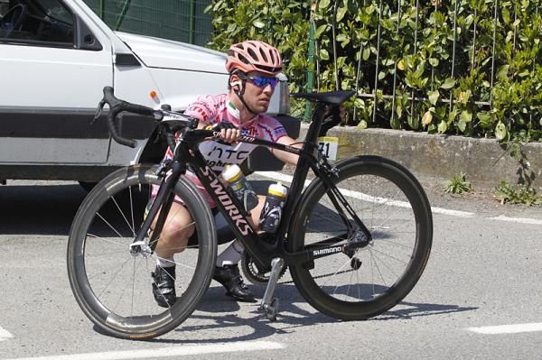 Mark Cavendish checks out his special maglia rosa S-Works