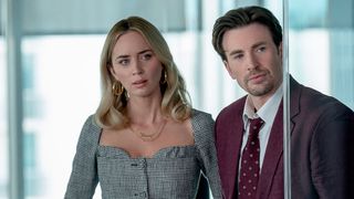 Emily Blunt and Chris Evans in Pain Hustlers on Netflix 