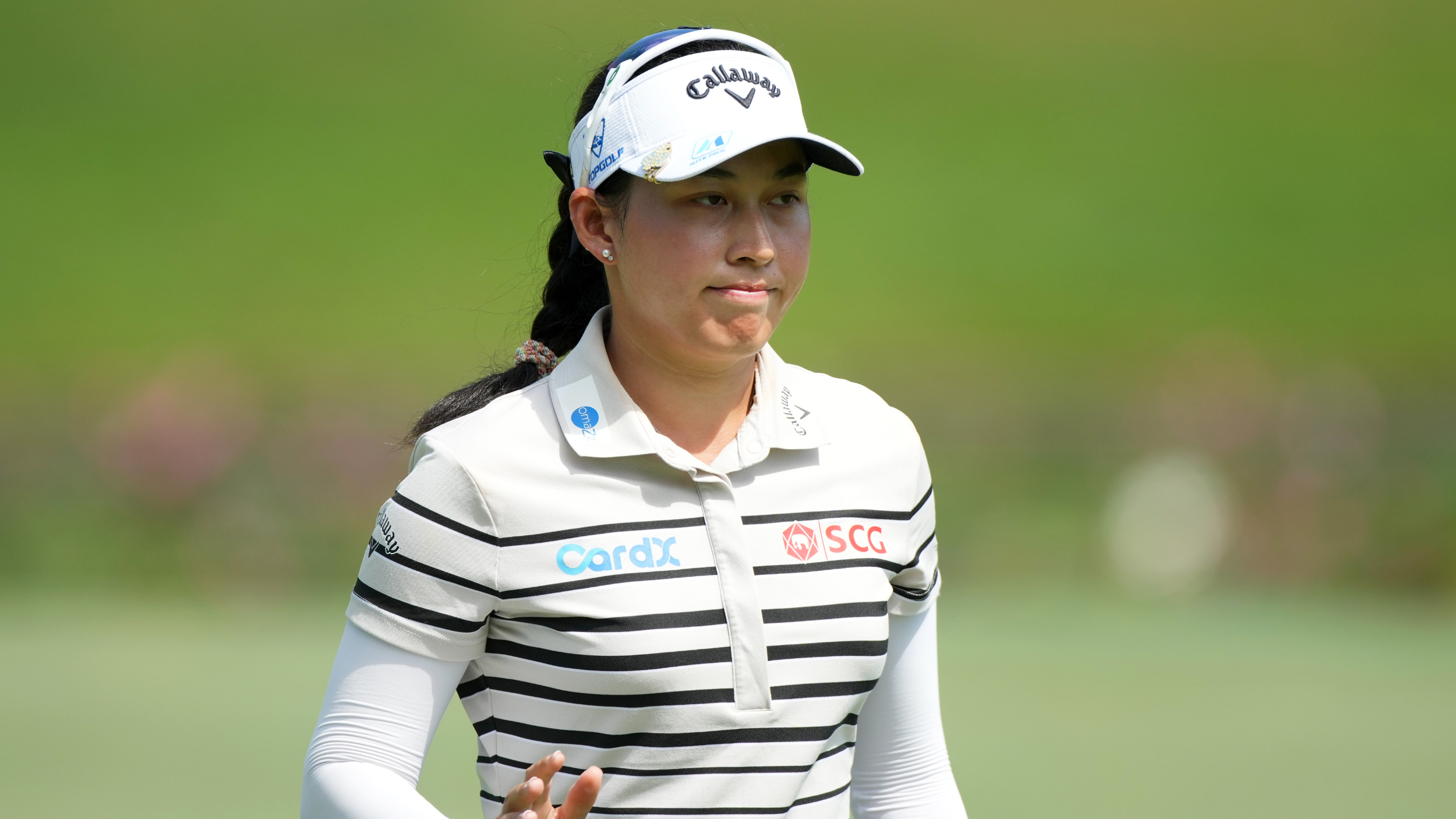 Jeeno Thitikul waves to fans