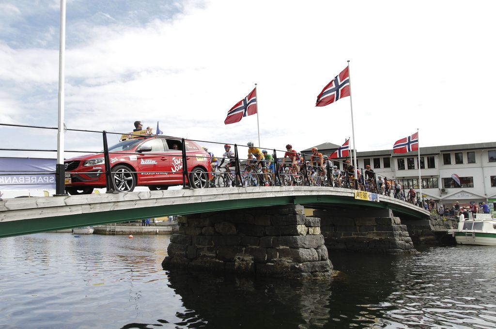 The races gets underway with the classification leaders at the front of the peloton