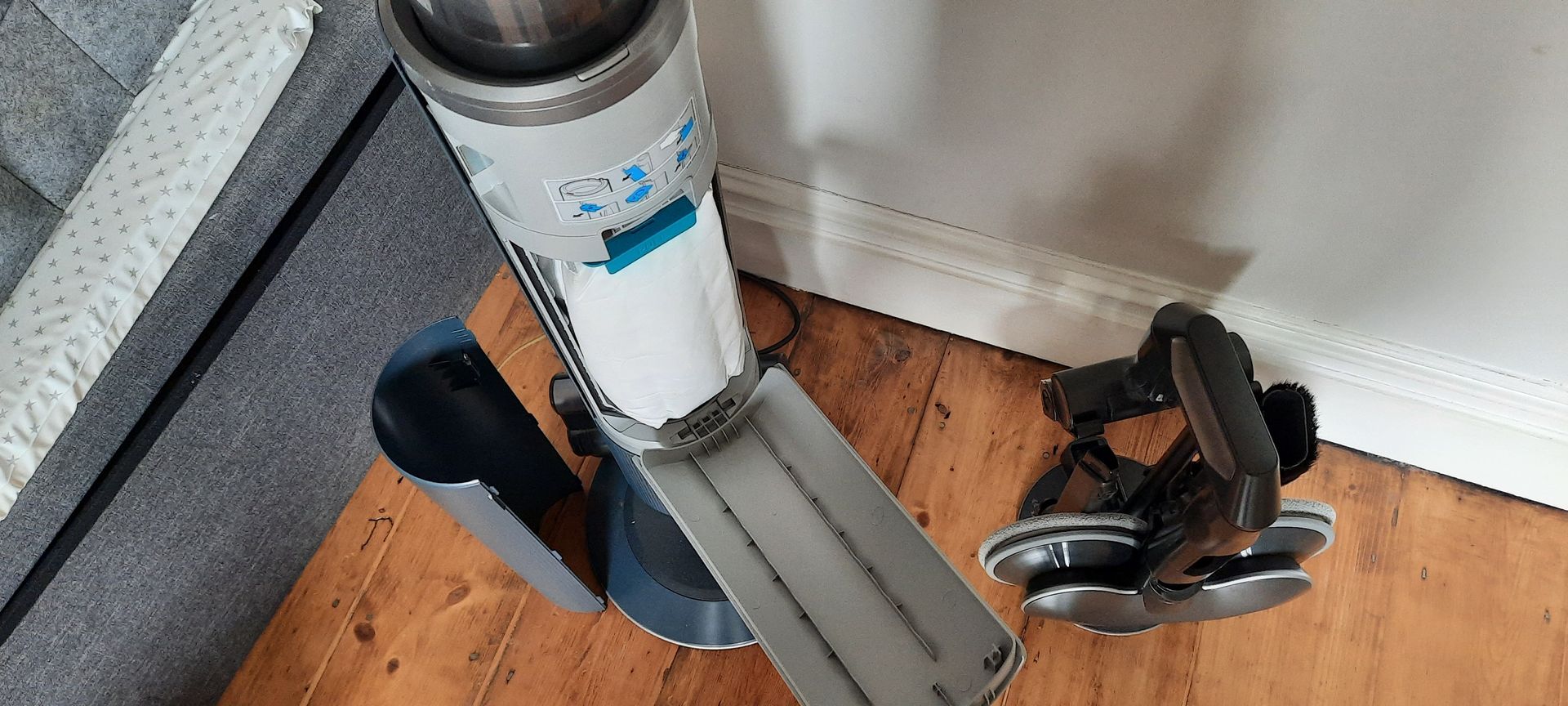 Emptying the bag of the samsung bespoke jet