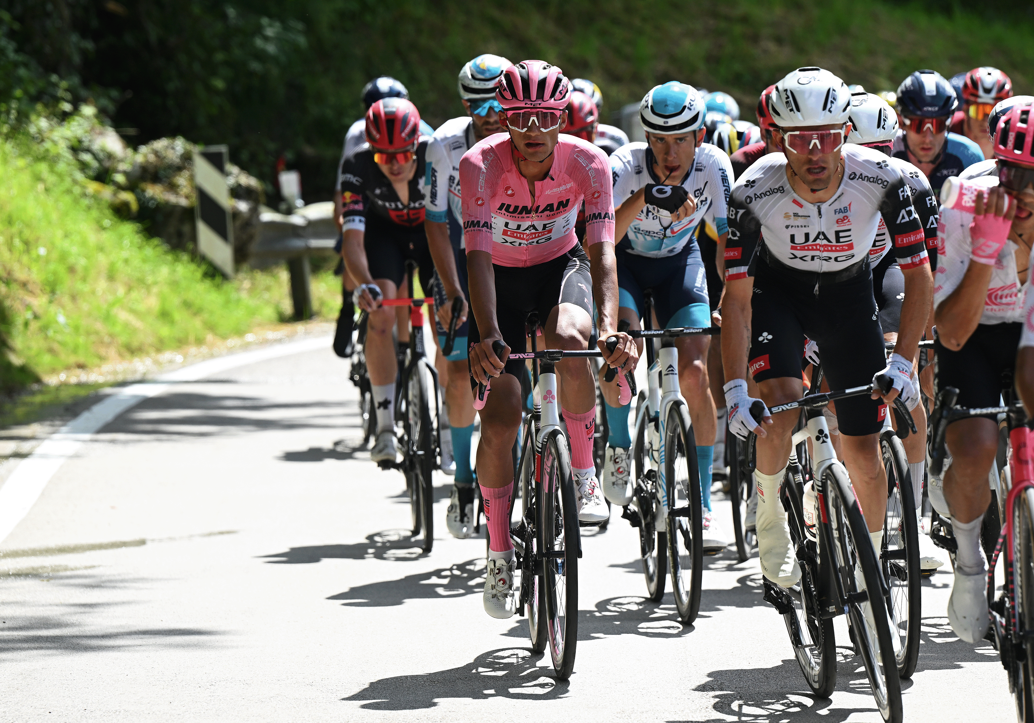 SAN VALENTINO, ITALY - MAY 27: Isaac Del Toro of Mexico and Team UAE Team Emirates - XRG - Pink Leader Jersey competes during the 108th Giro d'Italia 2025, Stage 16 a 203km stage from Piazzola sul Brenta to San Valentino (Brentonico) 1316m / #UCIWT / on May 27, 2025 in San Valentino, Italy. (Photo by Dario Belingheri/Getty Images)