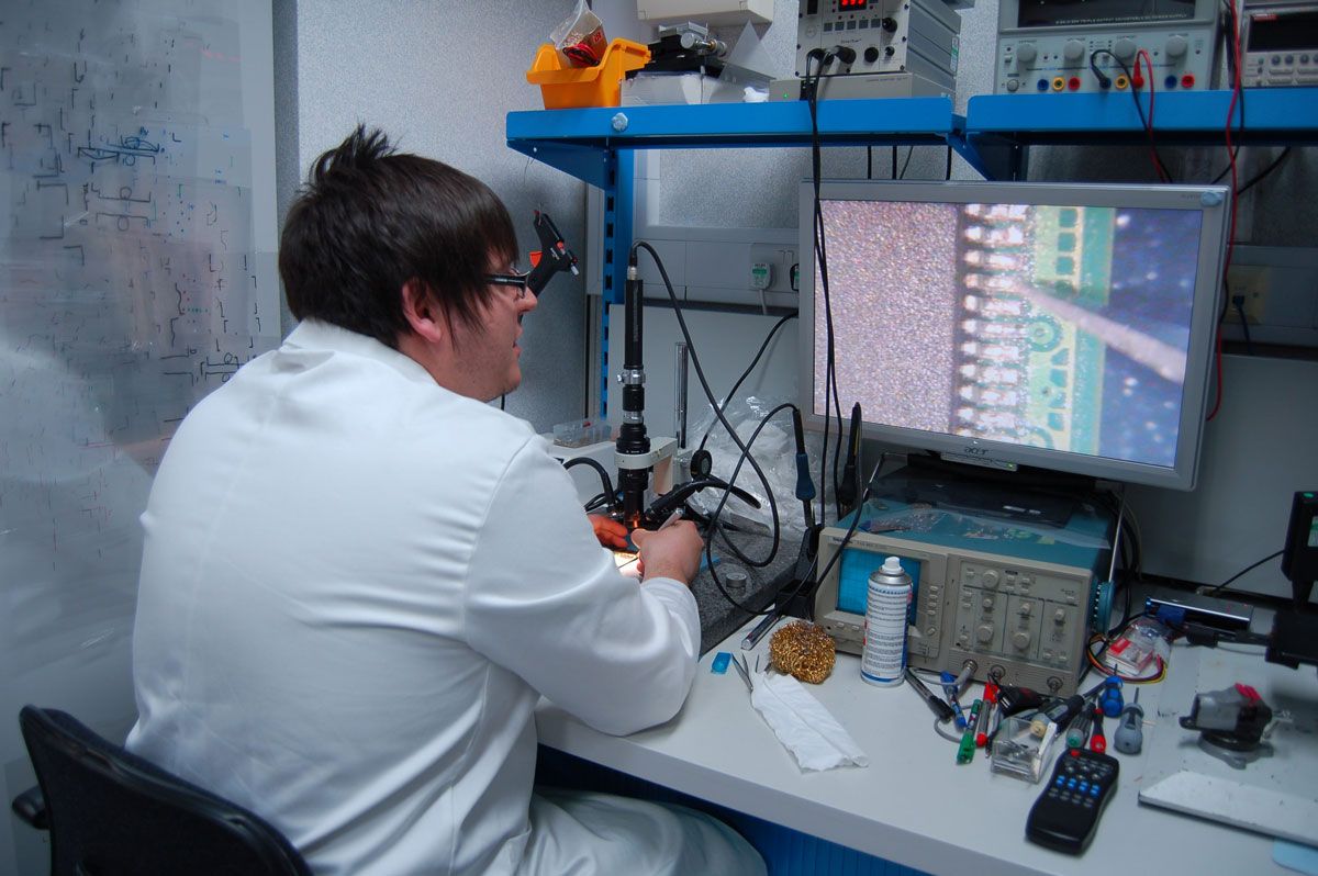 Removing memory chips from a SSD with the aid of a microscope