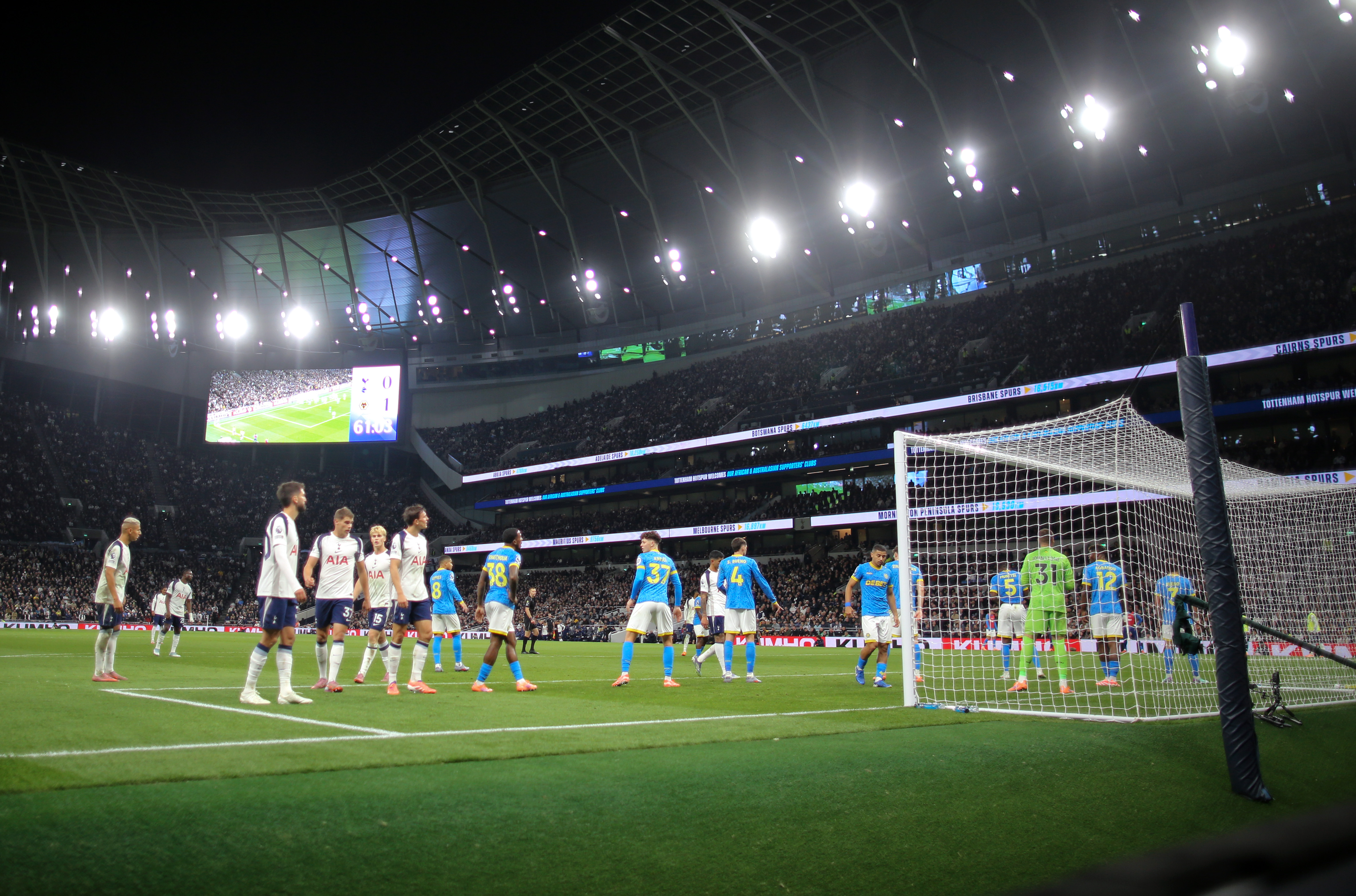 Spurs prepare to take a corner at the Tottenham Hotspur Stadium, September 2025