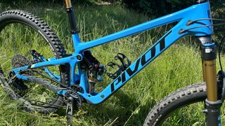 Pivot Switchblade Pro AXS side on view in blue colorway