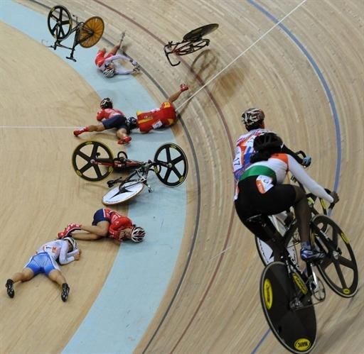The first five riders in the women's points race field crashed dramatically during the final.