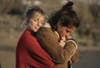Carole (Mélanie Laurent) and Alex (Adèle Exarchopoulos) embracing