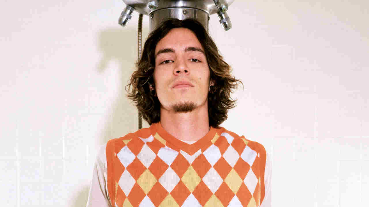 Incubus posing for a photograph in 2001