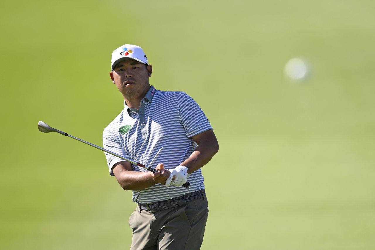 Si Woo Kim chips on the sixth green during the third round of the Farmers Insurance Open