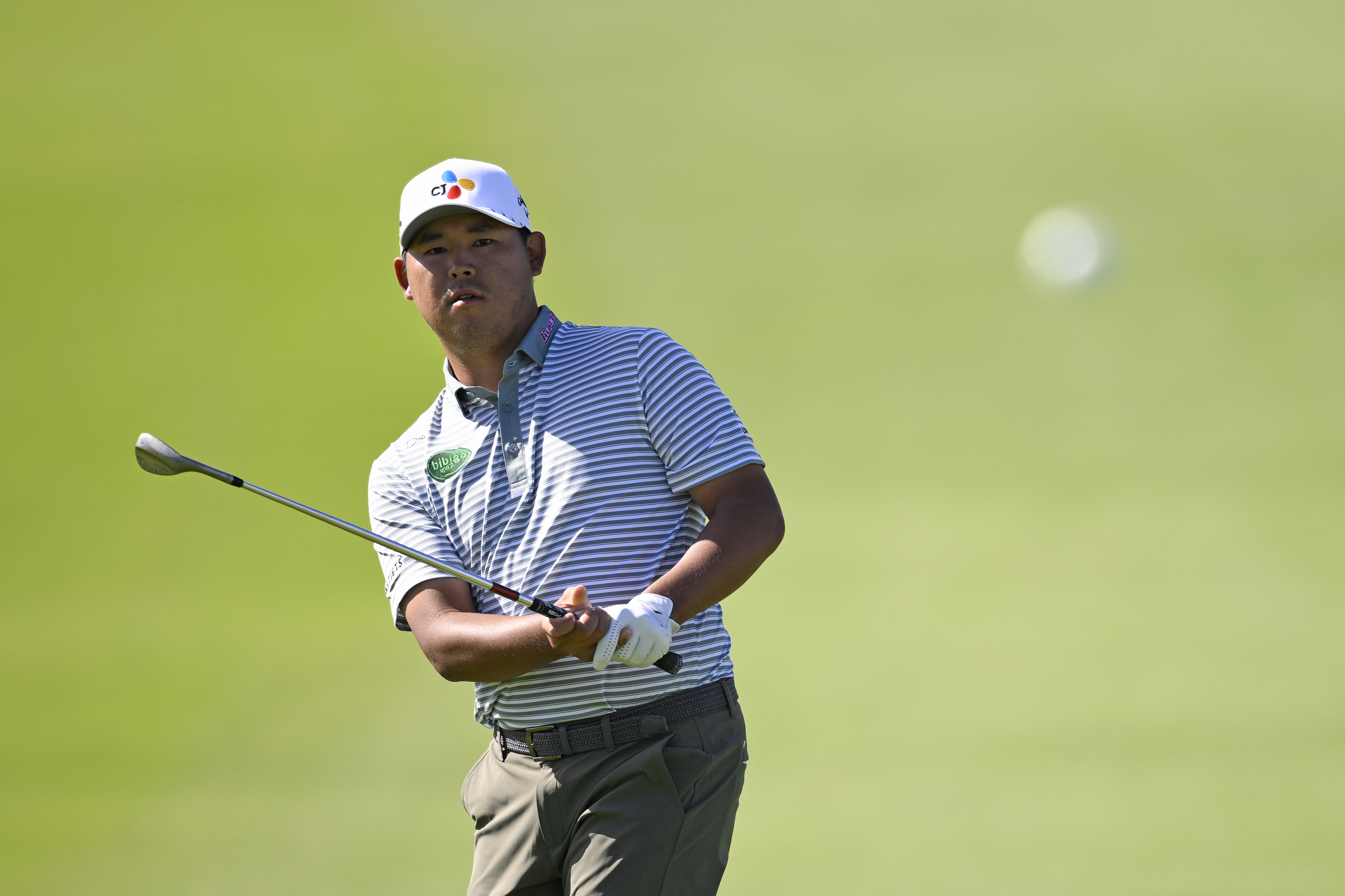Si Woo Kim chips on the sixth green during the third round of the Farmers Insurance Open 