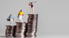 Golfer figurines on top of coins stacked up
