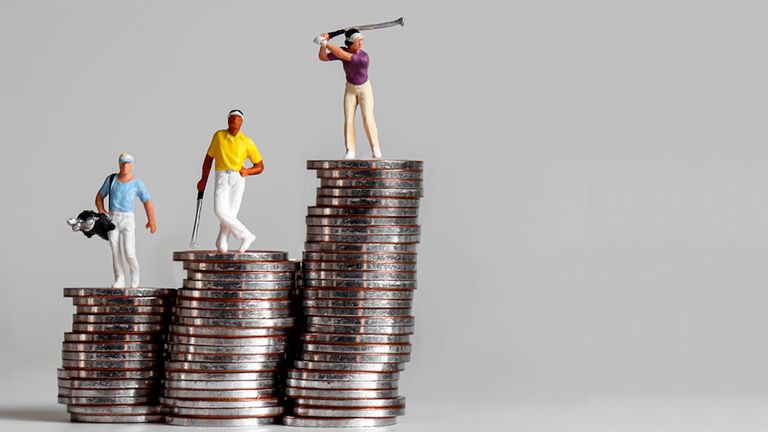Golfer figurines on top of coins stacked up