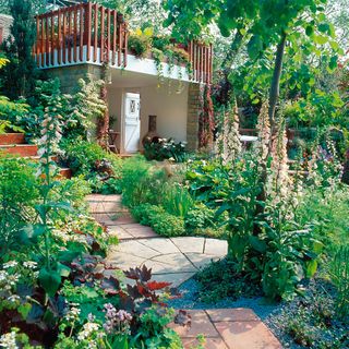 summerhosue with garden and paved walkway