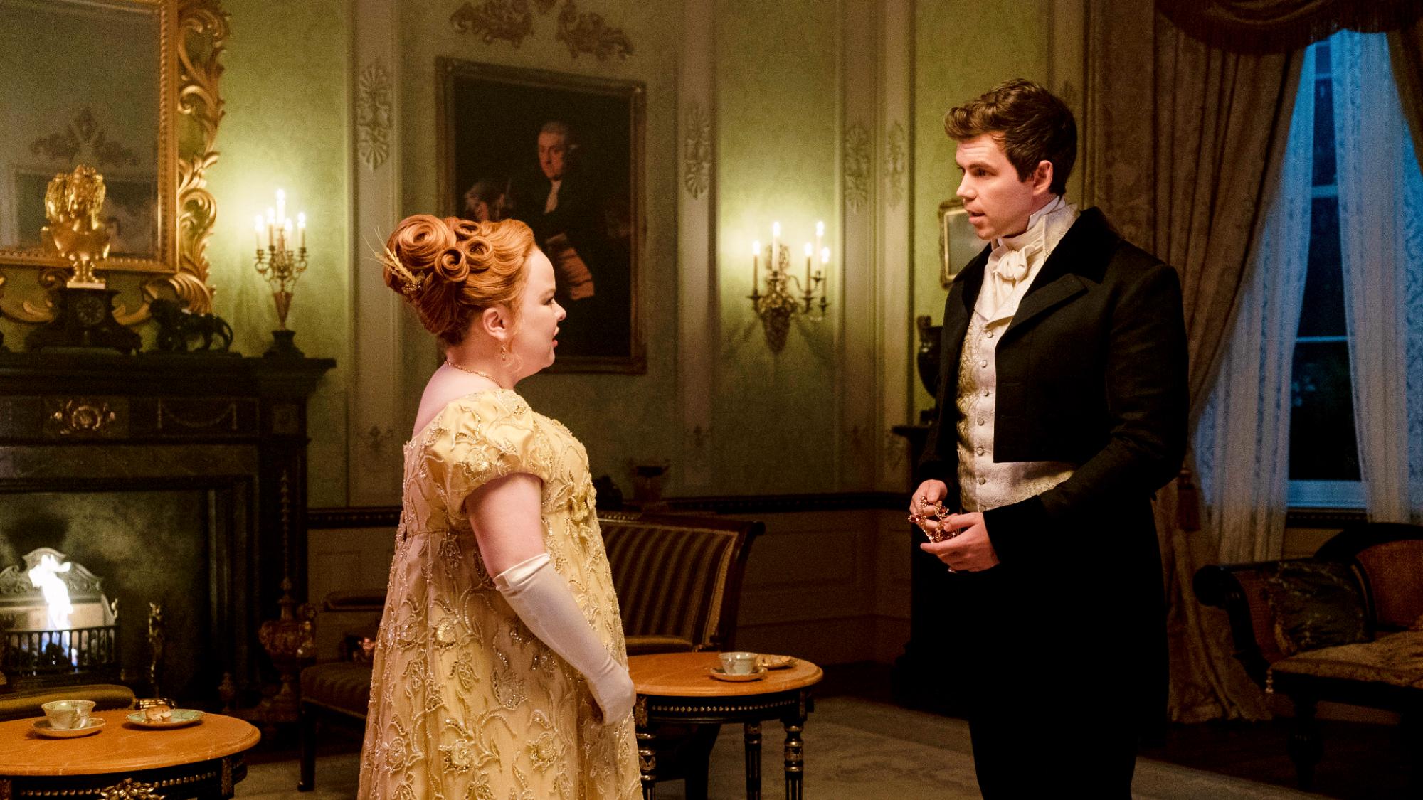 Nicola Coughlan como Penelope Featherington e Luke Newton como Colin Bridgerton em Bridgerton