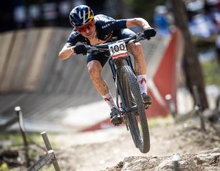 Eilte Men XCO - Tom Pidcock beats Mathieu van der Poel
to win Nove Mesto World Cup