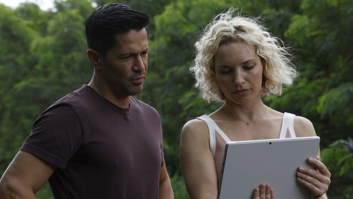 Jay Hernandez as Thomas Magnum and Perdita Weeks as Juliet Higgins in Magnum P.I. Season 5B