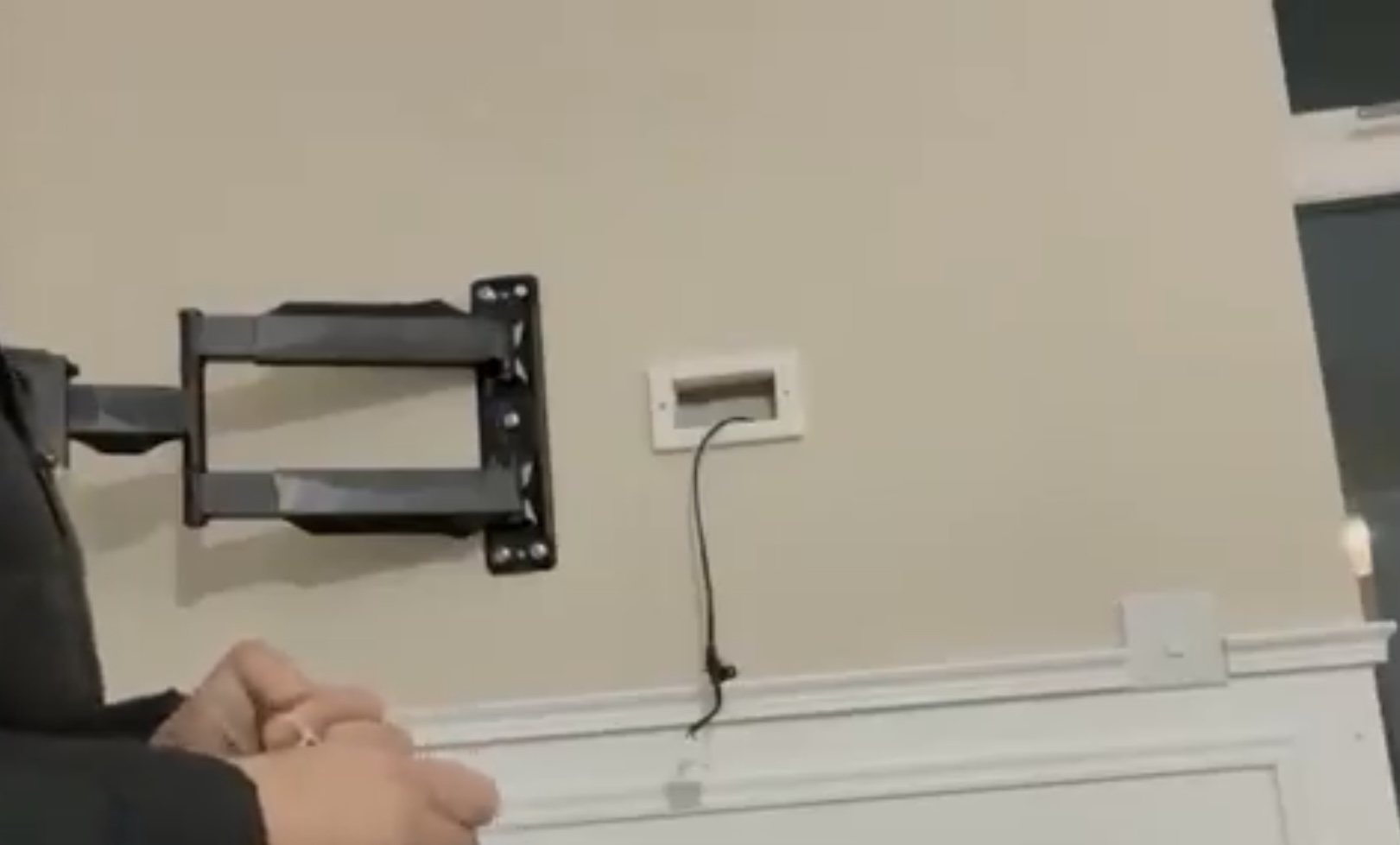 10 Easy Steps To Hide TV Wires In The Wall In Less Than An Hour   OBQtV8d4UtWtDYptXTmpZG 