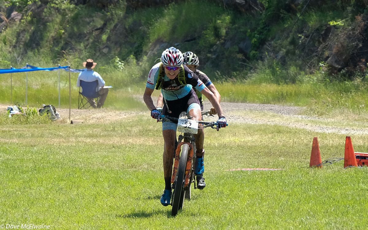 Rose Grant (Stans NoTubes-Pivot) sprints across a long field with Crystal Anthony on her wheel
